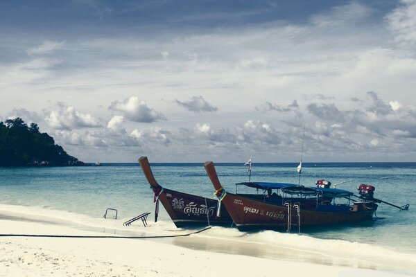 Zwei Boote am Meer