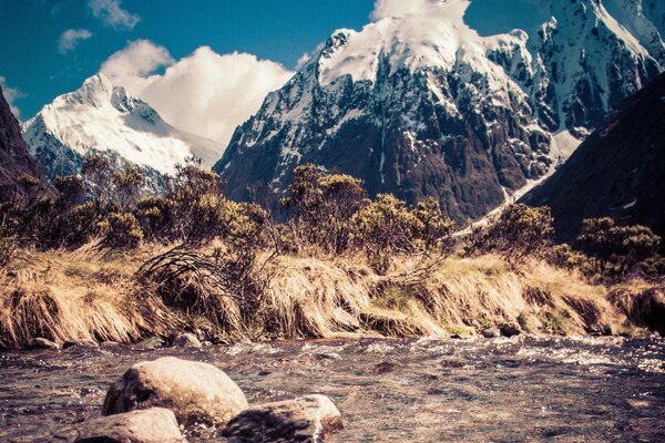 Rocce innevate delle montagne in Nuova Zelanda