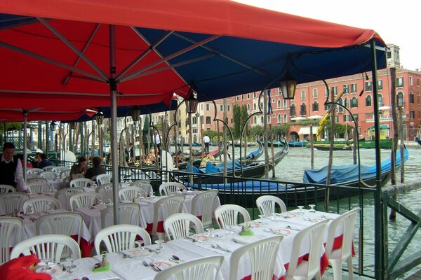 Café flottant à Venise et gondoles