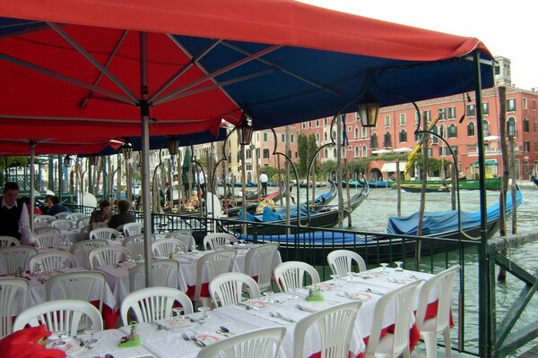 Pływająca kawiarnia w Wenecji i gondole