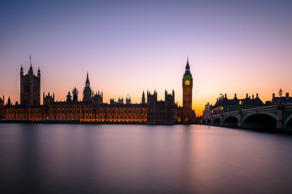 Inglaterra nocturna con vistas al agua