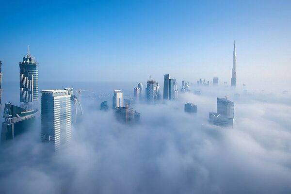 Die Stadt Dubai im Nebel