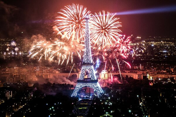 Feuerwerk über dem Eiffelturm in Paris