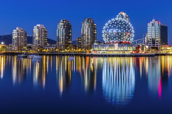 Le luci notturne di Vancouver si riflettono nell acqua