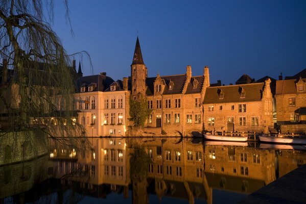 Crepúsculo en el paseo marítimo de Bélgica