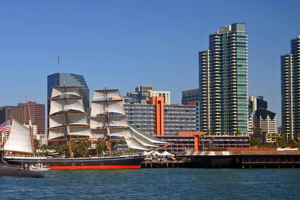 Barco en una foto de edificios de varios pisos