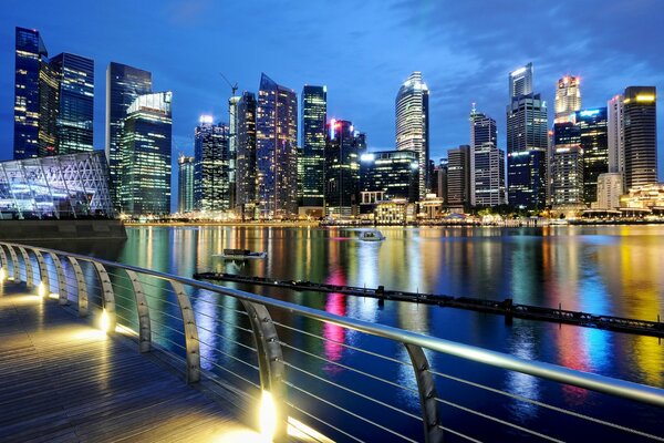 Luci notturne luminose a Singapore