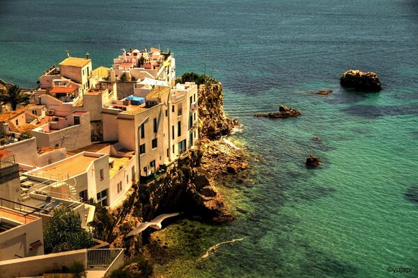 Edificios y rocas en la costa del mar