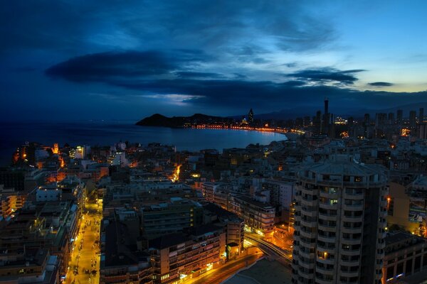 La ciudad después del atardecer y las luces encendidas