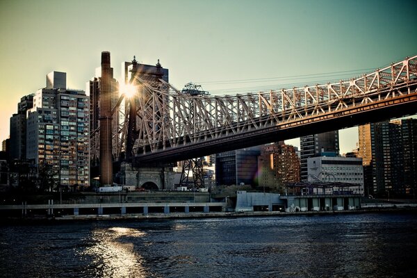 Мост над рекой в городе Нью-Йорке