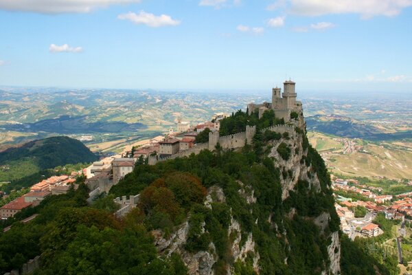 Panorama de San marino con el Monte Titano en el fondo de las casas