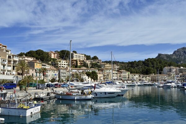 Lungomare con yacht e barche. La baia si trova in Spagna