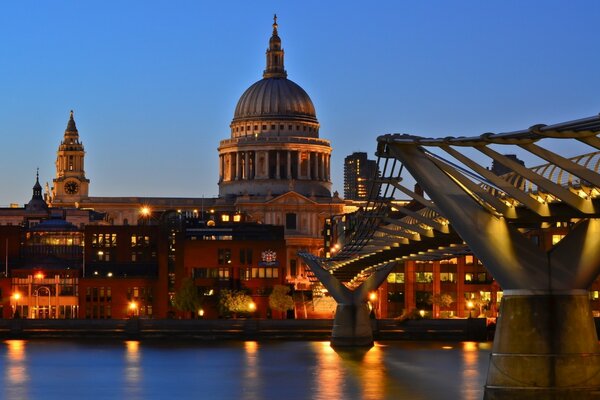 Crepuscolo nella città inglese e il canale del fiume