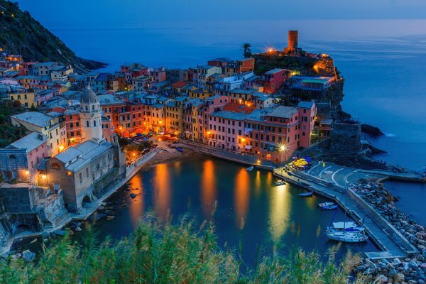 Vernazza z domami architektonicznymi i miejscem przedbrzeża