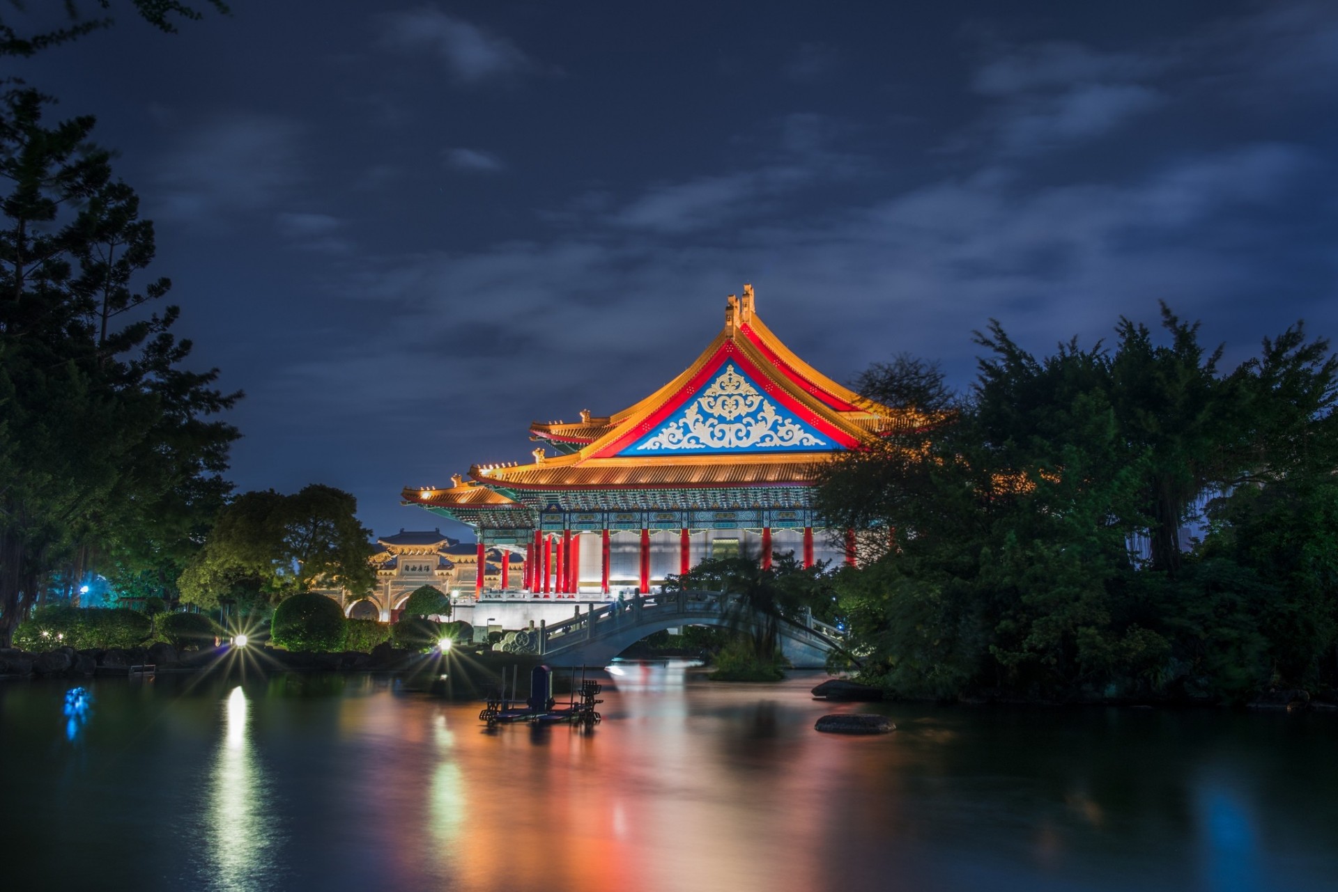 architektur teich blau bäume himmel gebäude nationaltheater wolken brücke nacht beleuchtung garten taiwan taipeh