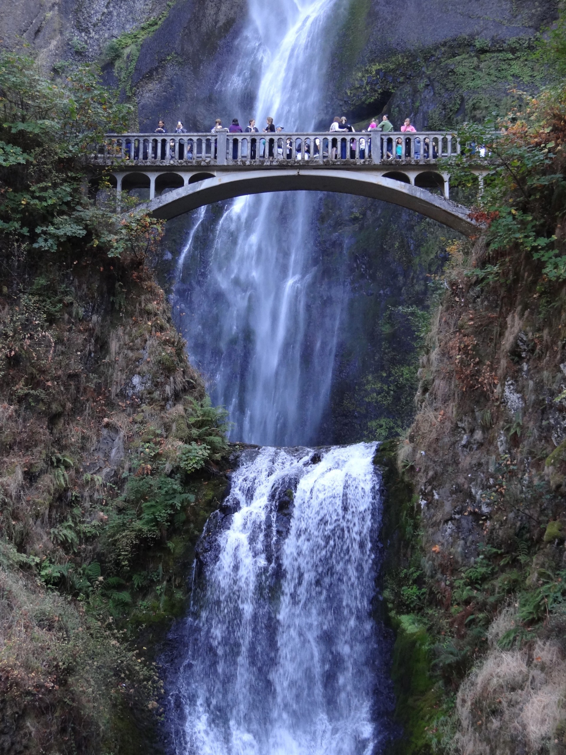 waterfall green arch bridge water beauty mountain multnomah fall