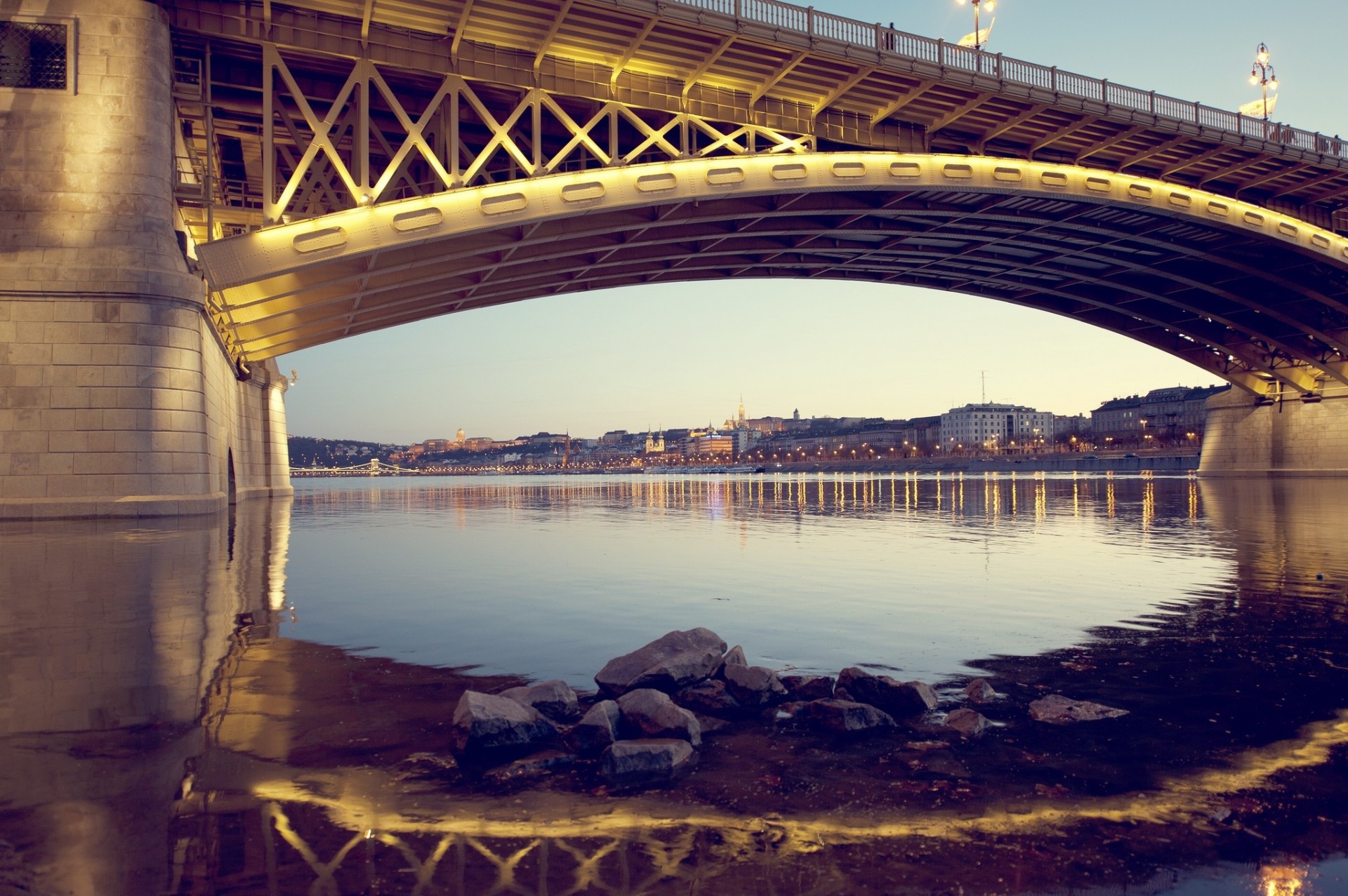 lumières rivière pont nuit budapest hongrie