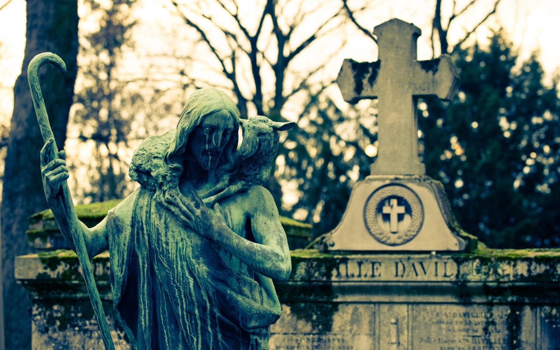 monument cimetière triste béton