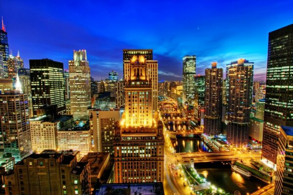 Edificios altos en Chicago por la noche