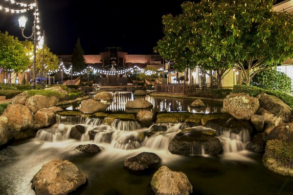 Cascada artificial de California por la noche