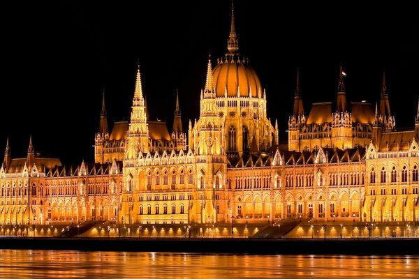 Luce dal Parlamento a Budapest