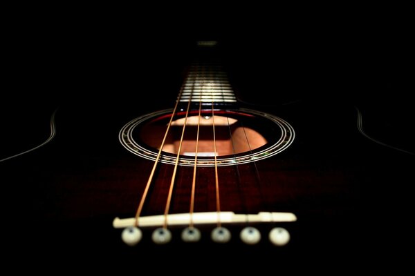 Close-up Gitarrensaiten singen eine Melodie