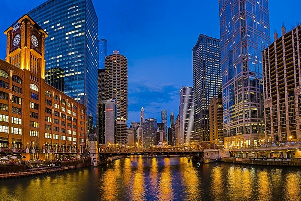 Luci notturne dei grattacieli di Chicago