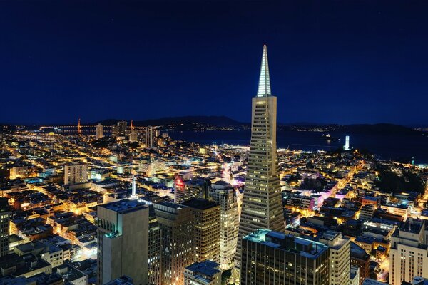 Światła nocnego miasta w San Francisco