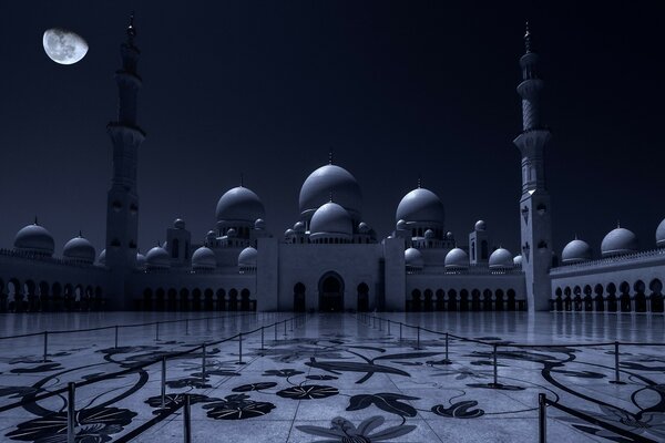 Noche en Abu Dhabi. Plaza y Palacio con muchas cúpulas