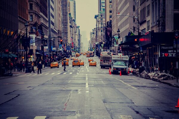 New Yorker Straße. Viele Taxis. Straßensanierung