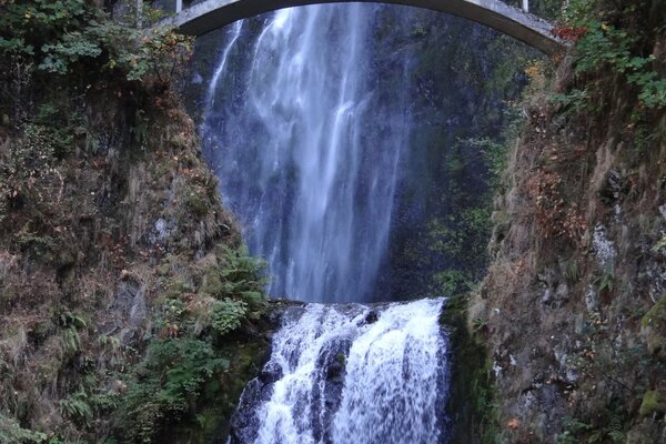 Schöner Maltnoma Wasserfall und Brücke