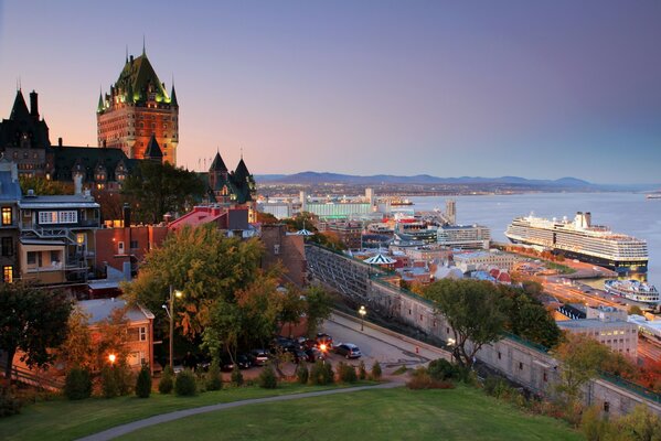 Paysage de la province de Québec. Maisons et navires