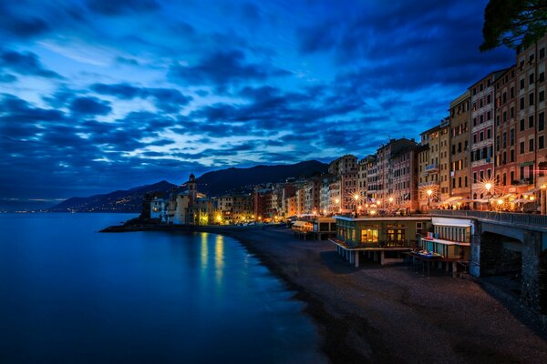 Promenade du soir de la ville italienne