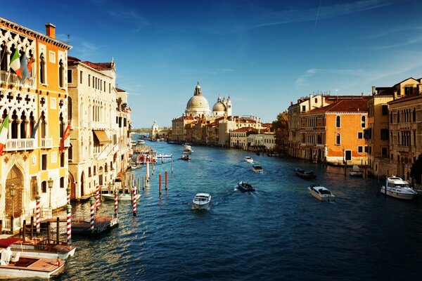 Foto eines Flusses in Italien mit Booten in der Nähe von Häusern