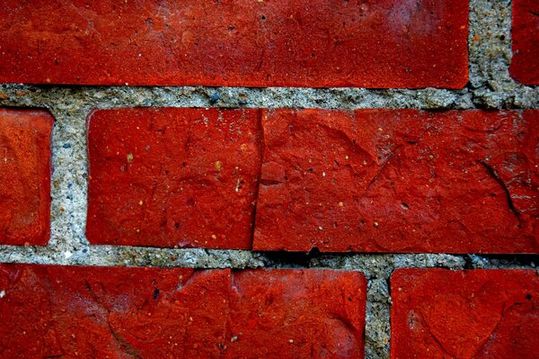 Fragmento de pared de ladrillo de color rojo brillante
