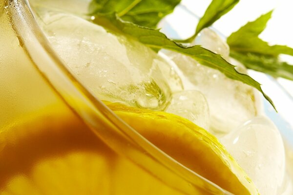 Bebida refrescante con hielo y limón