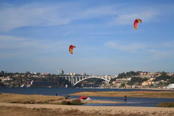 Cerfs-volants sur une rivière au Portugal
