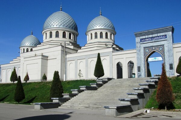 Schöne schneeweiße Moschee auf der Rutsche