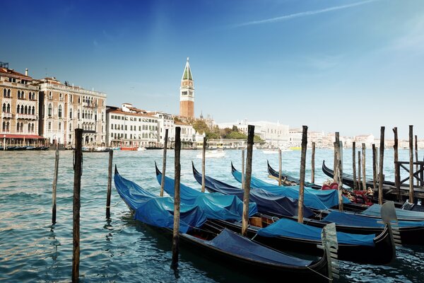 Góndolas en el agua en Venecia