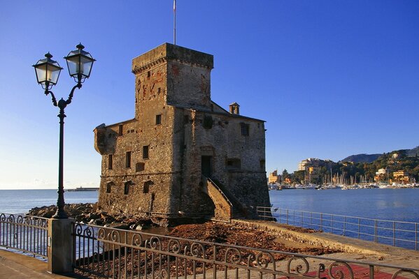 Blick auf die italienische Landschaft mit Schloss