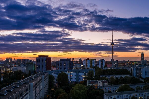 Panorama Berlina o zachodzie słońca. Liliowe niebo z chmurami