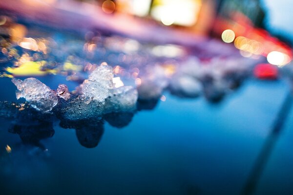 Eisschollen in blauen Lichtern auf dem Asphalt