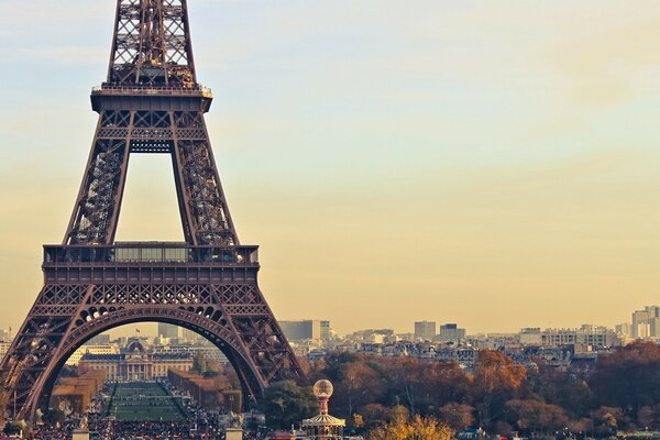 Foto del tramonto vicino alla Torre Eiffel