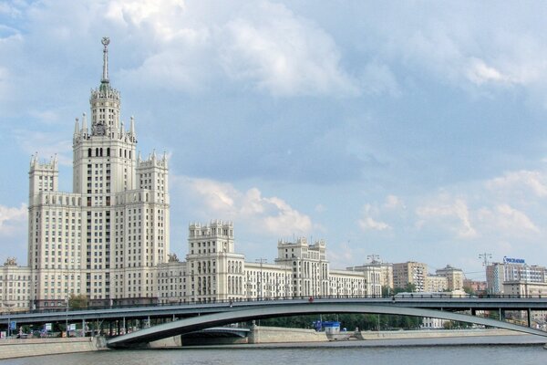 Grattacielo del Ministero degli Esteri a Mosca, visto dalla riva del fiume