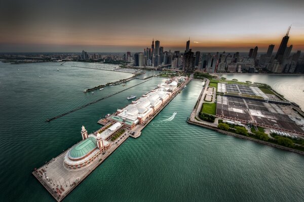 Blick auf den Hafen von Chicago mit Schiffen