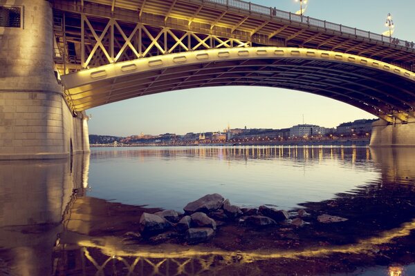 Pont de nuit sur la rivière à Budapest