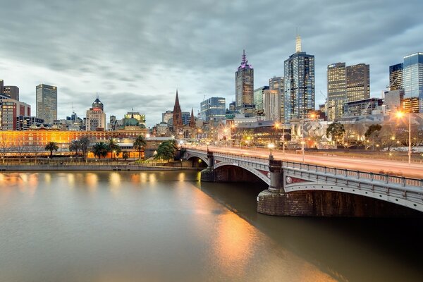 Rascacielos y el puente de la tarde de Melbourne. Australia