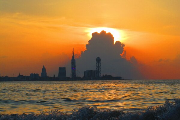 Sonnenuntergang in der Stadt am Meer