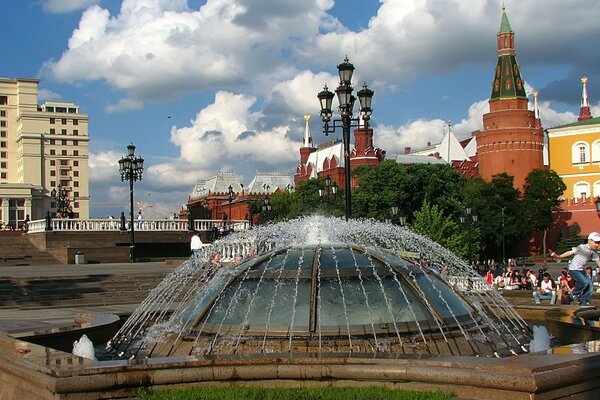 Fontaine sur la place rouge à Moscou