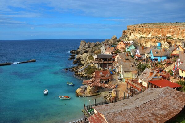 Vista de pájaro de Malta. Casas y mar